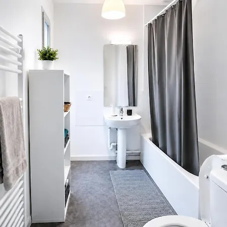 Bright Studio With Balcony, Tram 17, Gaillard, Geneva Apartamento *